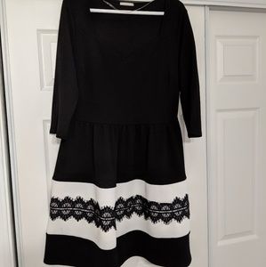 Black & white three-quarter sleeve dress